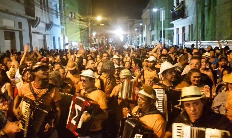 Abertura da festa de São João, no Recife, leva sanfoneiros e forró ao palco do frevo