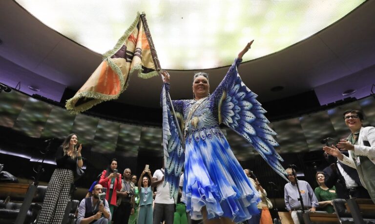 Brasília (DF) 20/11/2023  sessão solene em homenagem ao Dia da Consciência Negra na Câmara dos Deputados. Porta-Bandeira, Vilma Nascimento, batizada  como o