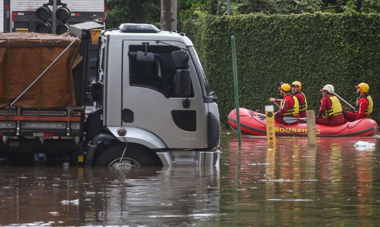 Bombeiros são vistos em um barco em uma rua inundada após fortes chuvas em São Paulo, Brasil, 10 de fevereiro de 2020. REUTERS / Rahel Patrasso