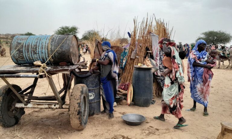 Mulher sudanesa que fugiu da violência em seu país tenta coletar água de barril na fronteira entre Sudão e Chade
26/04/2023 REUTERS/Mahamet Ramdane