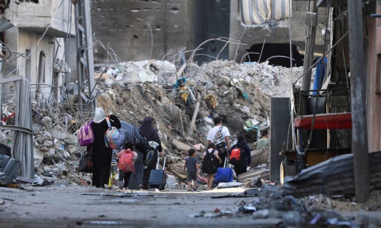 Palestinos carregam pertences ao fugir de suas casas na Cidade de Gaza
 7/11/2023   REUTERS/Mohammed Al-Masri