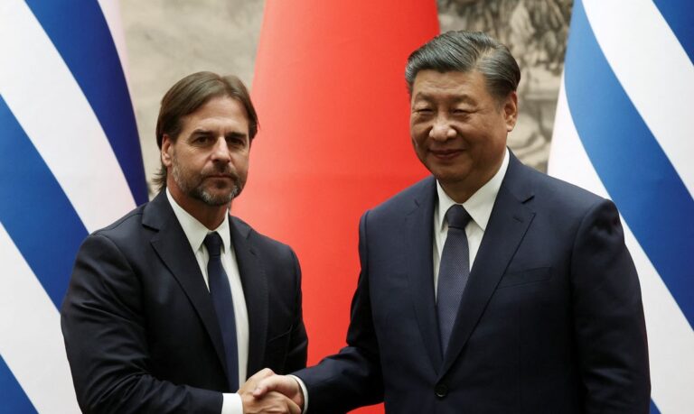 Presidente do Uruguai, Luis Lacalle Pou, e presidente da China, Xi Jinping, em Pequim
22/11/2023
REUTERS/Florence Lo/Pool