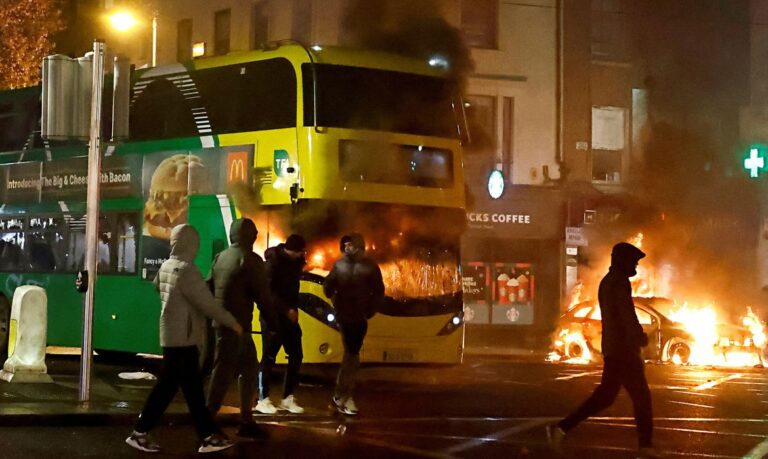 Ônibus pega fogo durante manifestação após suposto esfaqueamento que deixou algumas crianças feridas em Dublin, Irlanda
23/11/2023
REUTERS/Clodagh Kilcoyne