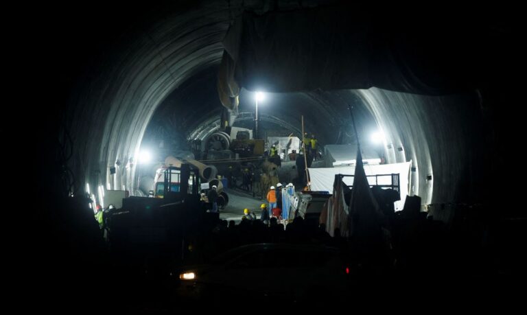 Equipes de resgate trabalham na retirada de operários presos em túnel que desabou em Uttarkashi, na Índia
28/11/2023 REUTERS/Francis Mascarenhas