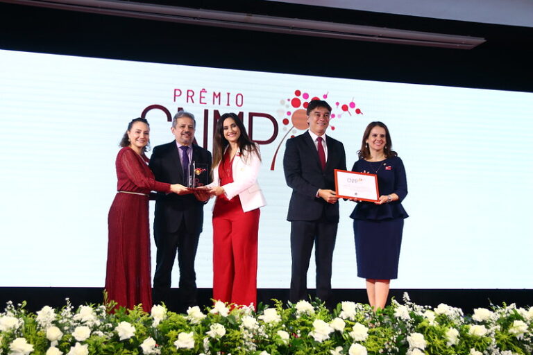 Imagem da procuradora-geral de Justiça Elaine Cardoso e da promotora de Justiça Rosane Moreno recebendo o Prêmio CNMP.