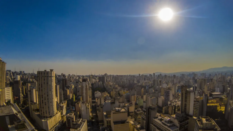Onda de calor tem afetado cidades por todo o Brasil. Foto: Cris Faga/Estadão Conteúdo.