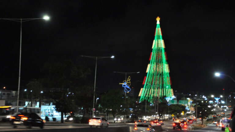 Natal em Natal é marcado por acendimento das árvores da cidade. Foto: José Aldenir/Agora RN.
