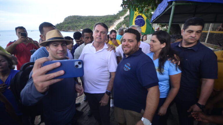 Jair Bolsonaro tirando fotos com apoiadores na praia de Ponta Negra / Foto: José Aldenir