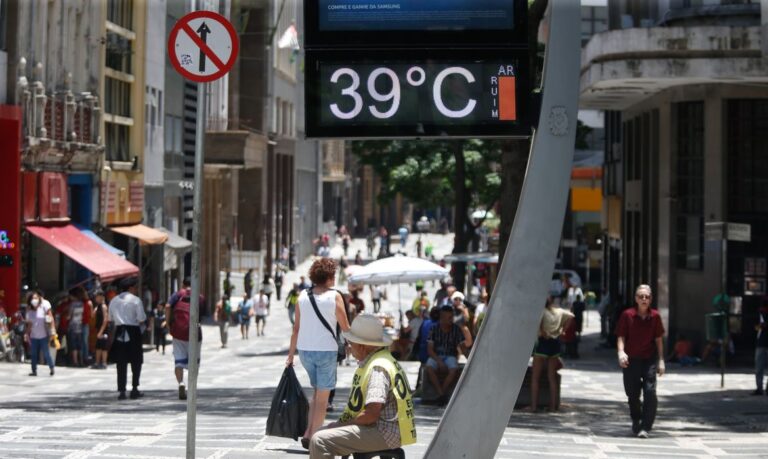 São Paulo SP 12/11/2023 Termometro marcando 39 graus na região da Praça da Sé.   Foto: Paulo Pinto/Agência Brasil