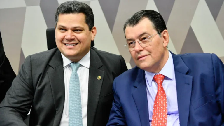 Na imagem, o presidente da CCJ do Senado, Davi Alcolumbre (União Brasil-AP), e o relator da reforma tributária no Senado,Eduardo Braga (MDB-AM) / Foto: Geraldo Magela - Senado