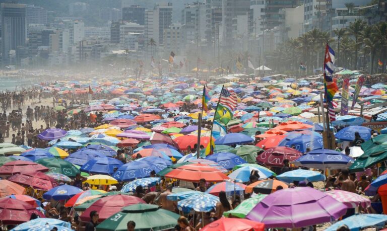 Rio de Janeiro (RJ), 15/11/2023 – Cariocas e turistas lotam praia de Ipanema, na zona sul, em dia de forte calor no Rio de Janeiro. Foto: Tomaz Silva/Agência Brasil