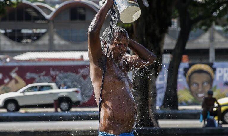 Uma forte onda de calor atinge o Rio de Janeiro e Cariocas se refrescam na Avenida Presidente Vargas.