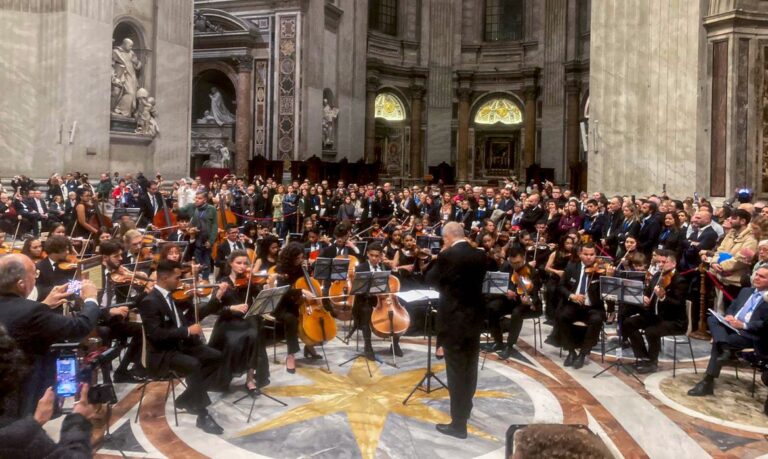 Brasília (DF) 03/11/2023 – Orquestra formada por jovens da periferia de Pernambuco se apresenta no Vaticano para concerto pela paz.
Foto: Carlos Eduardo Amaral/OCC/Divulgação