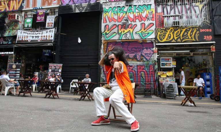 São Paulo (SP), 10/11/2023 - O precursor do breaking ou breakdance no Brasil, Nelson Triunfo, fala sobre a cultura Hip Hop no centro da capital paulista. Foto: Rovena Rosa/Agência Brasil