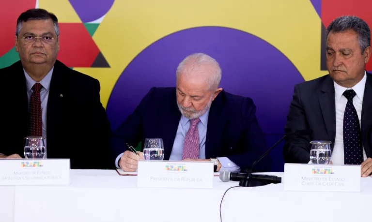 Brasília (DF) 01/11/2023 – O presidente Luiz Inácio Lula da Silva, assina decreto para GLO em portos e aeroportos de São Paulo e Rio de Janeiro.
Foto: Valter Campanato/Agência Brasil