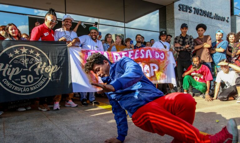 Brasília/DF, 17/07/2023, O movimento Hip Hop brasileiro, durante marcha da Cultura Hip Hop em celebração ao Cinquentenário mundial da Cultura Hip Hop. Foto: José Cruz/Agência Brasil
