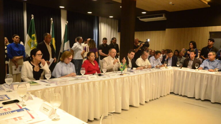 Deputado Benes Leocádio (União Brasil) discursa durante reunião da bancada - Foto: José Aldenir / Agora RN