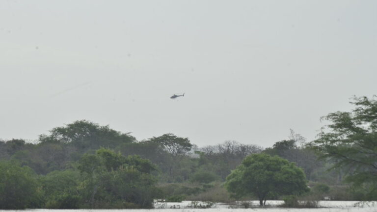 Helicóptero na busca por pessoas afetadas pelas chuvas. Foto: José Aldenir/Agora RN.