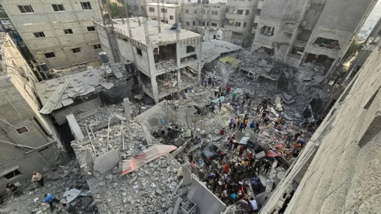 Alaloul, fotojornalista freelancer da agência de notícias turca Anadolu, afirmou que a sua casa foi destruída num ataque aéreo israelense que teve como alvo o campo de refugiados de Al-Maghazi.Foto: REUTERS/Anas Al-Shareef