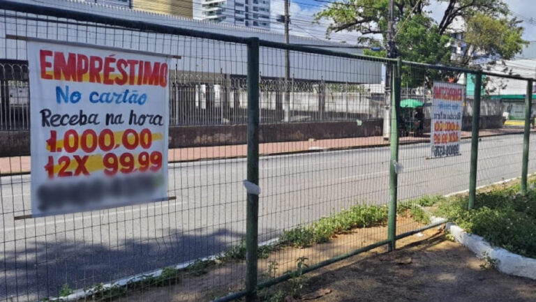 De janeiro a novembro foram retiradas mais de 3.500 publicidades ilegais das ruas de Natal. Foto: Semurb.
