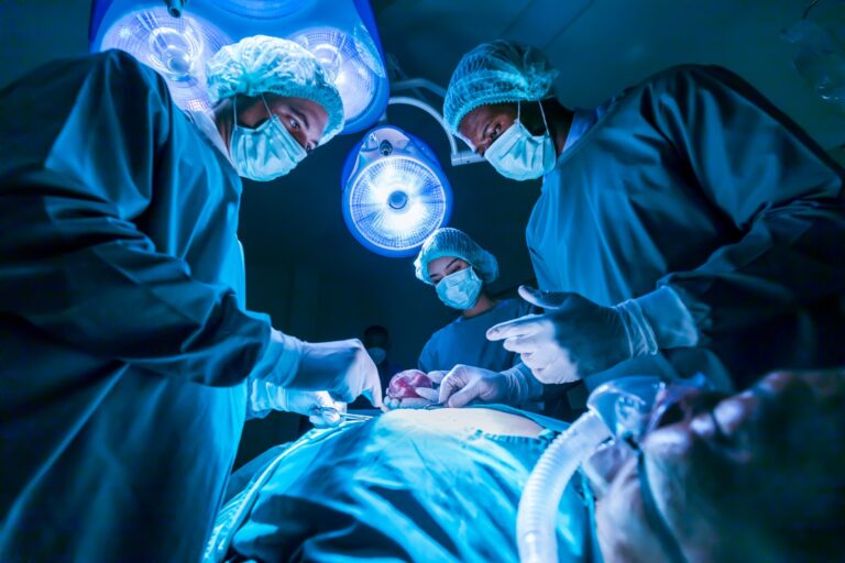 Imagem de uma equipe médica realizando uma cirurgia cardíaca.