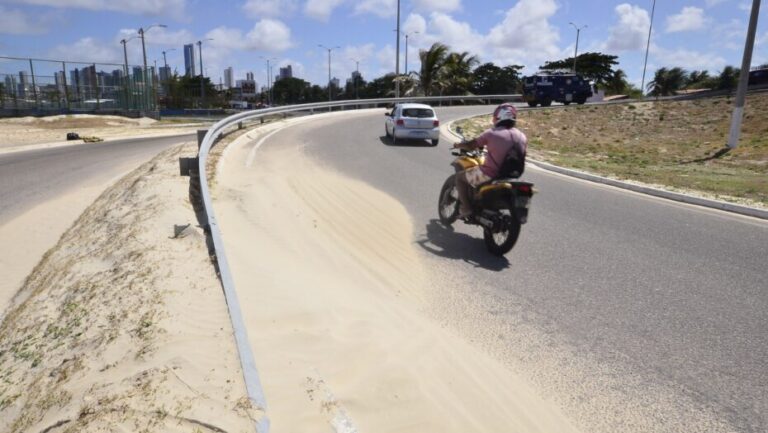 Faixa de areia compromete segurança no tráfego no viaduto Santos Reis. Foto: José Aldenir/AgoraRN