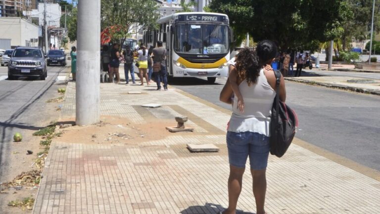 Mulher esperando ônibus em Natal. Foto: José Aldenir – Agora RN.