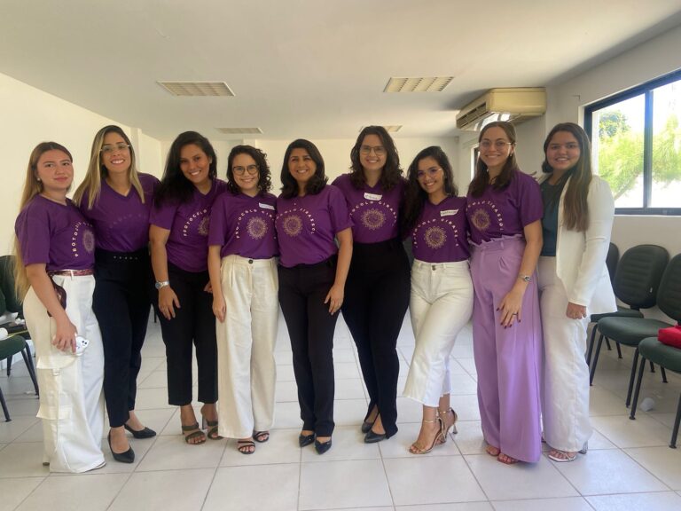 Imagem de nove mulheres, todas em pé, uma ao lado da outra. Ao centro está a promotora de Justiça Érica Canuto, ladeada pelas integrantes da equipe da 68ª Promotoria de Justiça.