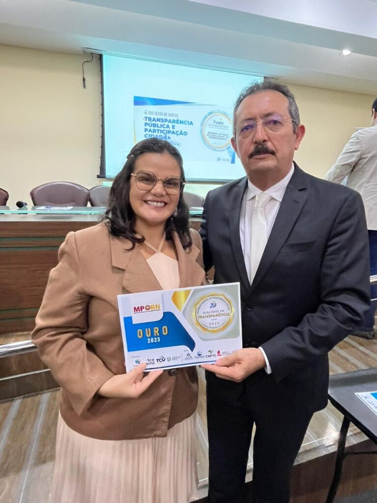 Imagem da promotora de Justiça Beatriz Azevedo e do presidente do TCE, Gilberto Jales.