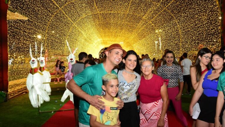 Prefeito Allyson acendeu as luzes do túnel, na segunda edição do Estação Natal 2023 / Foto: Célio Duarte