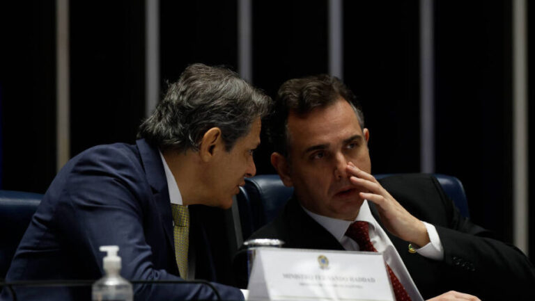 Fernando Haddad e Rodrigo Pacheco conversam durante debate sobre juros, no Senado / Foto: Pedro Ladeira - Folhapress