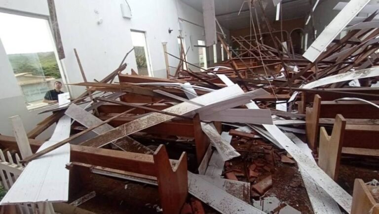 Escombros após desabamento de teto da Paróquia de Sant'Ana e São Joaquim na noite de quinta-feira 21, em Montezuma, Minas Gerais / Foto: Divulgação - Bombeiros Minas Gerais