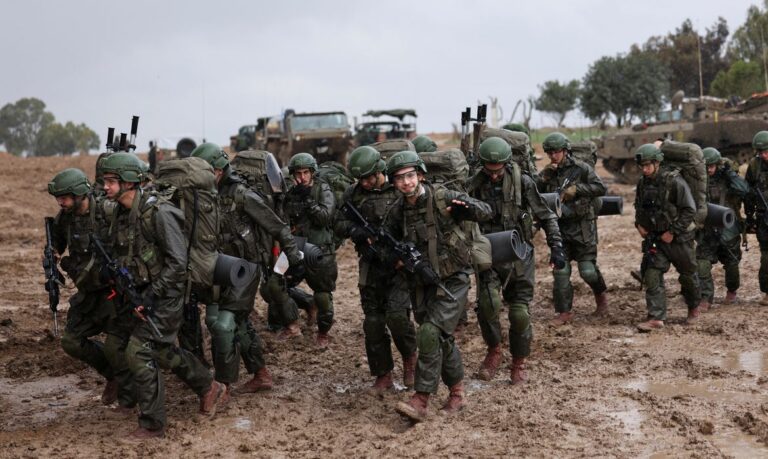 Soldados israelenses se preparam para entrar em Gaza
 13/12/2023    REUTERS/Ronen Zvulun