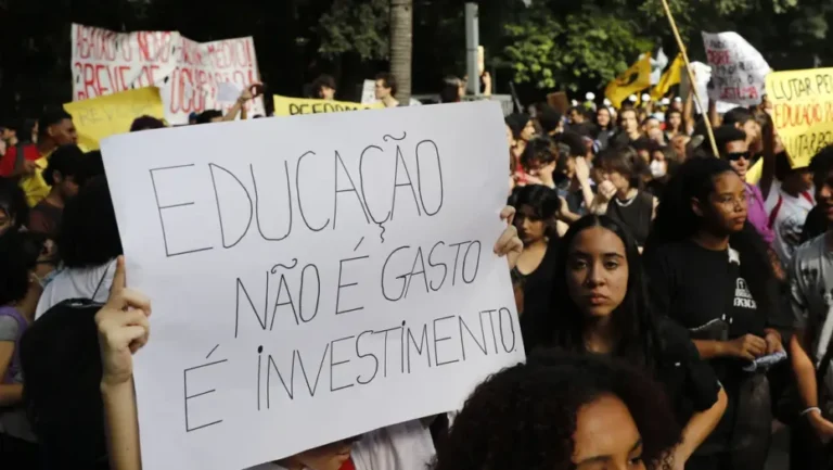 Estudantes segurando cartazes sobre educação / Foto: Fernando Frazão - Agência Brasil