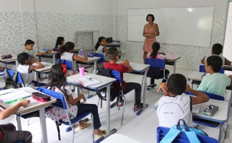 Professor da rede municipal em sala de aula / Foto: Manoel Barbosa / Arquivo SME