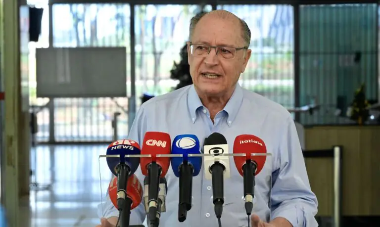 Brasília (DF), 31/12/2023 - Vice-Presidente da República, Geraldo Alckmin, durante entrevista coletiva na Esplanada dos Ministérios, em Brasília. Foto : Cadu Gomes/VPR