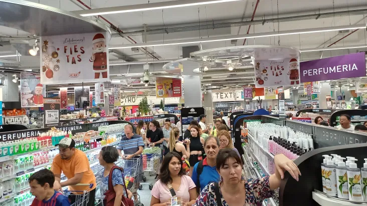 Argentinos passam por longas filas nos supermercados. Foto: Dimalice Nunes
