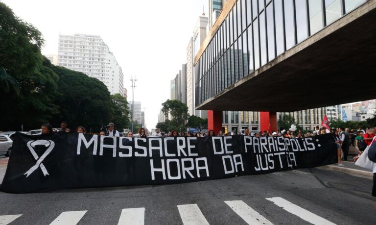 São Paulo SP 01/12//2023 - Familiares de mortos na chacina de Paraisópolis fazem ato na Avenida Paulista, em frente ao Masp. Foto Paulo Pinto/Agência Brasil