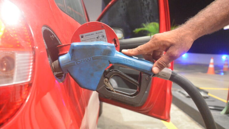 Gasolina comum está mais cara em Natal. Foto: José Aldenir/Agora RN.