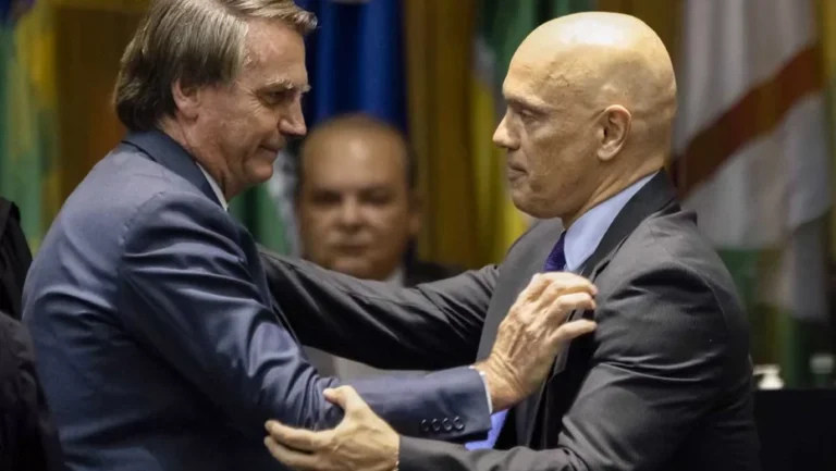 Ex-presidente Bolsonaro e ministro Alexandre de Moraes em sessão no STF / Foto: divulgação