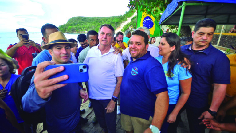 Jair Bolsonaro visitou Praia de Ponta Negra, conheceu Morro do Careca, posou para fotos e tomou água de coco. Foto: José Aldenir/AgoraRN