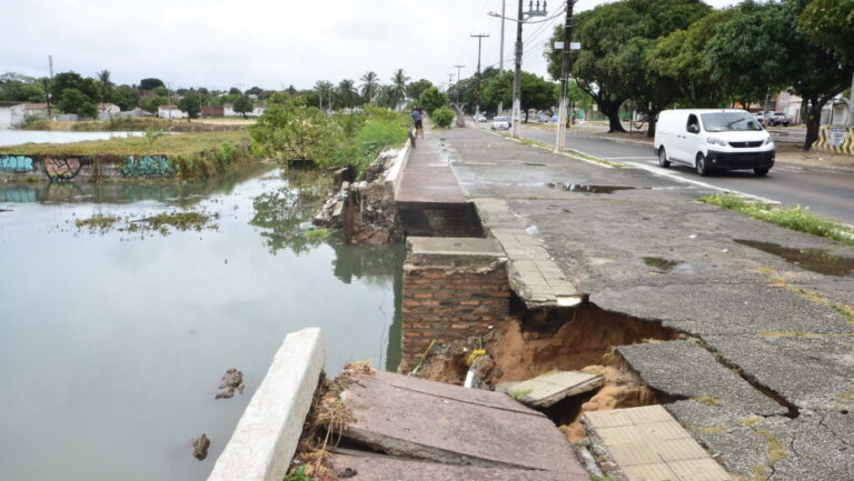 Chuvas destroem calçadão da Av. Itapetinga, no Santarém. Foto: José Aldenir/Agora RN.