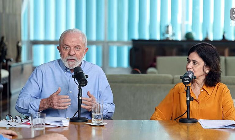 Brasília (DF), 12.12.2023 - Presidente Lula, acompanhado da Ministra da Saúde, Nísia Trindade, é entrevistado pelo jornalista Marcos Uchoa para o programa Conversa com o Presidente, no Palácio do Alvorada. Imagem: Canal Gov