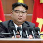 Kim Jong-un discursa em reunião do Comitê Central do Partido dos Trabalhadores da Coreia em Pyongyang — Foto: KCNA VIA KNSAFP