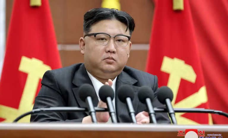 Kim Jong-un discursa em reunião do Comitê Central do Partido dos Trabalhadores da Coreia em Pyongyang — Foto: KCNA VIA KNSAFP