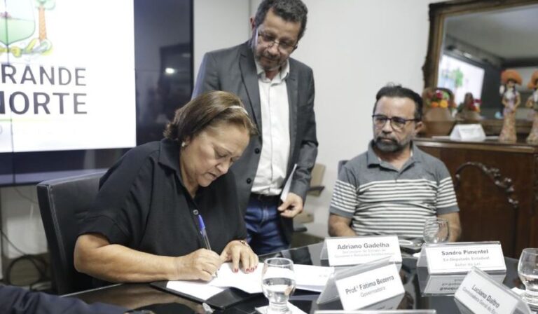 Fátima assina decreto ao lado do secretário Adriano Gadelha e de Sandro Pimentel. Foto: Raiane Miranda/Governo do RN