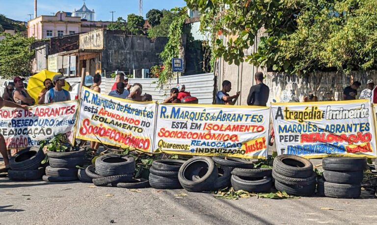 Maceio (AL) 01/12/2023 - Protesto na comunidade de Flexal, em Maceió, que pede a retirada das famílias do local que pode ser afetado com afundamento de uma mina de exploração de sal-gema da Braskem. 


Foto: Cibele Tenório/Agência Brasil