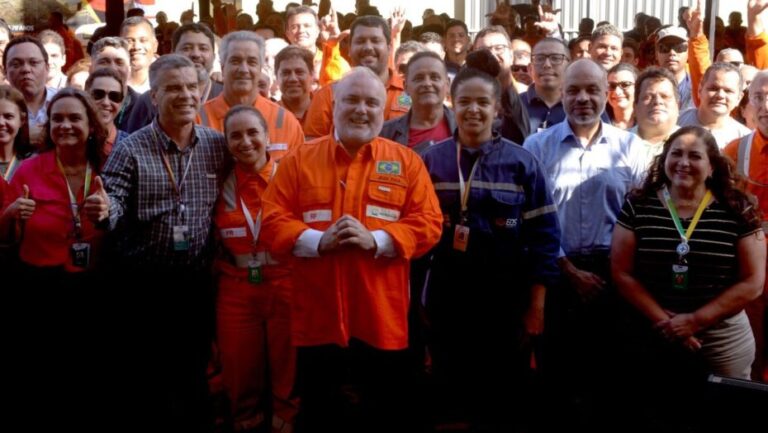 Presidente da Petrobras, Jean Paul Prates, com trabalhadores da Lubnor / Foto: Foto: Galba Sandras - Divulgação