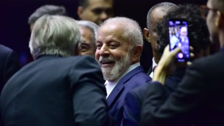 Presidente Lula durante sessão do Congresso para promulgar a Reforma Tributária — Foto: Zeca Ribeiro/Câmara dos Deputados