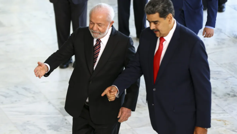 Presidente Lula conversa com Nicolás Maduro, mandatário da Venezuela. Foto: Marcelo Camargo/Agência Brasil.